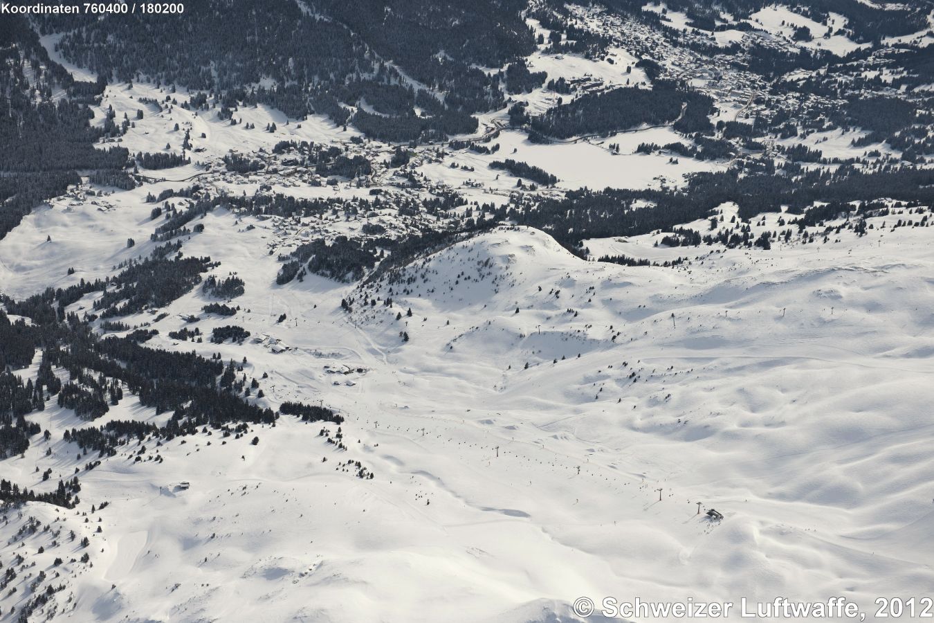 Skigebiete Alp Stätz und Stätzertäli. Blick hinunter nach Valbella. Oben rechts Rchtg Süden: Lenzerheide.